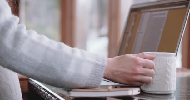 Woman working on computer - Кадри, відео