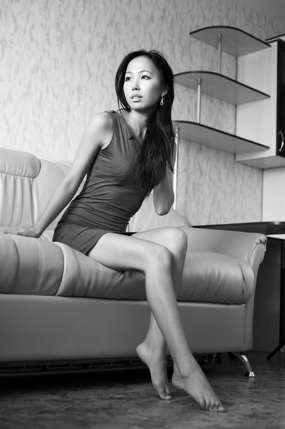 Szomorú ázsiai nő a kanapé - Fotó, kép