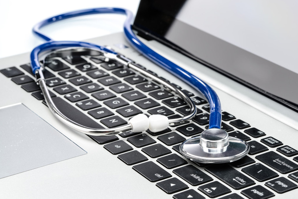 Medical Research, stethoscope on laptop keyboard - Valokuva, kuva