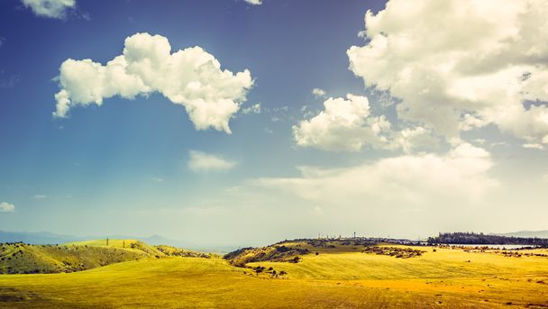 Yeşil tepeler ve mavi gökyüzü - Fotoğraf, Görsel