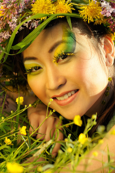 Ázsiai nő virágfüzér - Fotó, kép