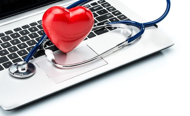 Καρδιοπάθεια έρευνας, στηθοσκόπιο και καρδιά σχήμα σε φορητό υπολογιστή και - Φωτογραφία, εικόνα