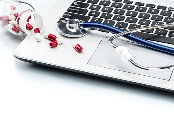 Medycznych badań, stetoskop i kapsułki na klawiaturze laptopa - Zdjęcie, obraz