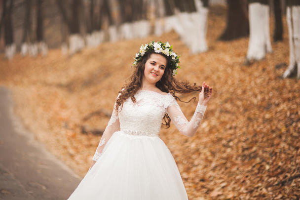 Beautiful bride posing in park and forest autumn - Zdjęcie, obraz