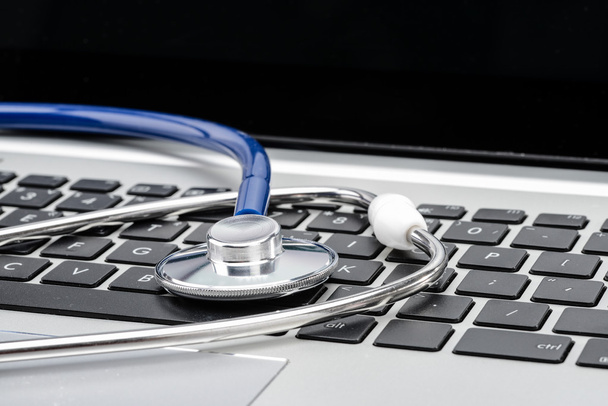Badania medyczne, stetoskop na klawiaturze laptopa - Zdjęcie, obraz