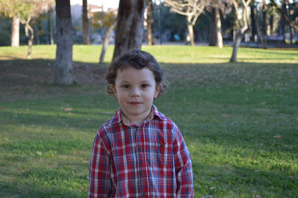 Μικρό αγόρι στο πάρκο 9 - Φωτογραφία, εικόνα