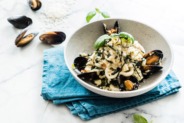 delicious risotto with mussels - Foto, imagen