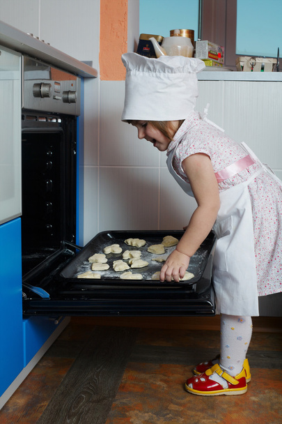 little cute chef cooking in the oven - Valokuva, kuva