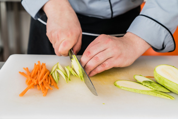 Chef cutting vegetables - Foto, Imagen