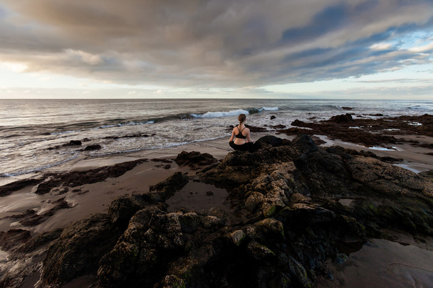 Sesión de yoga al amanecer en la playa
 - Foto, Imagen