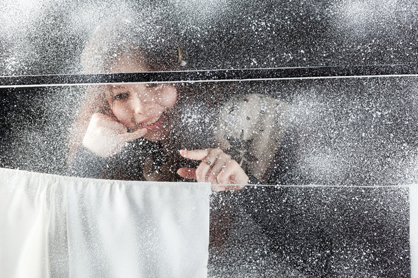 She smiles for the winter window - Valokuva, kuva