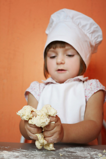 little cute chef cooking biscuits - 写真・画像