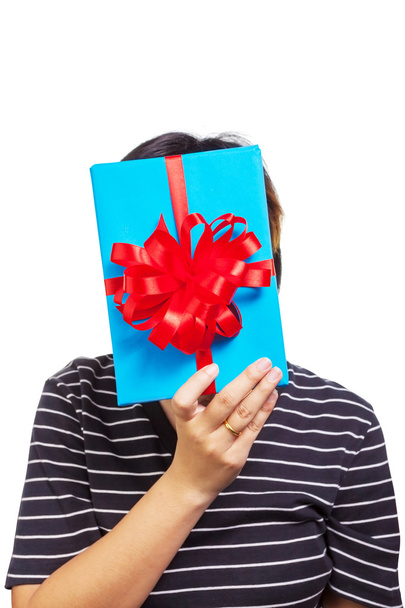 Asijské žena skrýt její tvář za dárkové krabice zabalené v zářivě modrá barva - Fotografie, Obrázek