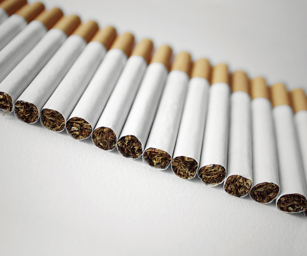 Fila de cigarrillos
 - Foto, Imagen