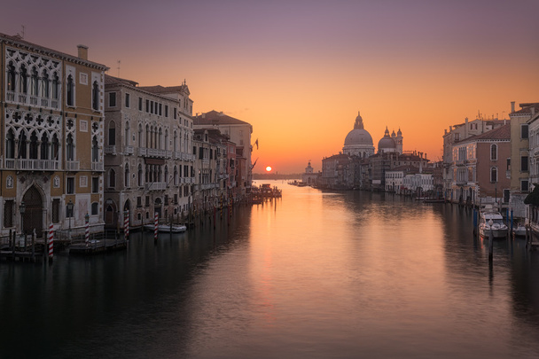 Zonsopgang op de Canal Grande in Venetië - Foto, afbeelding