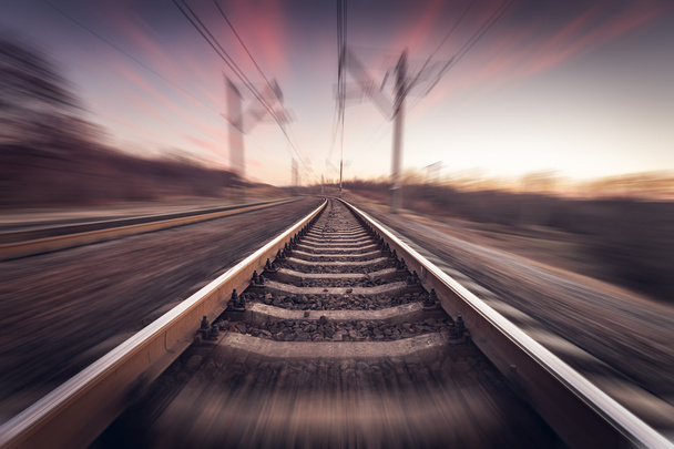 Tren istasyonu hareket ile renkli batımında bulanıklık etkisi. Demiryolu - Fotoğraf, Görsel