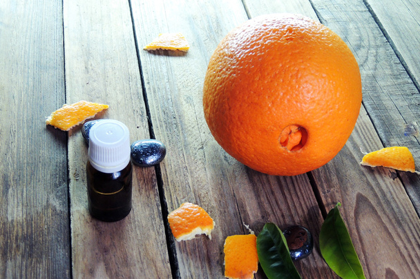 Αιθέριο έλαιο και πορτοκάλι - Φωτογραφία, εικόνα