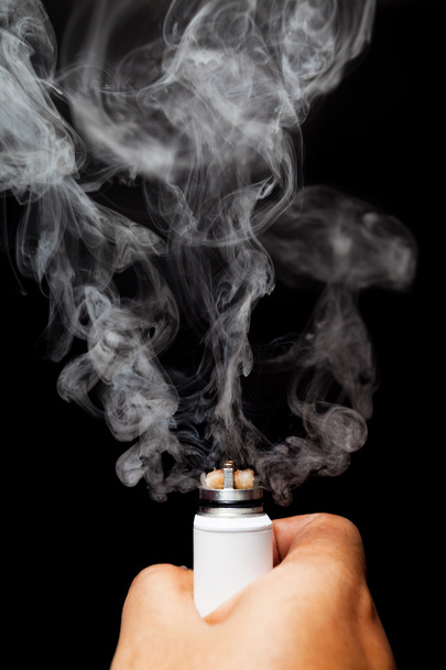lidská ruka drží znovu schopen atomizér elektronické cigarety. na černou barvu pozadí. - Fotografie, Obrázek