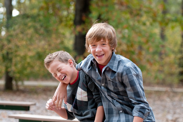 Dos jóvenes riendo y riéndose
. - Foto, Imagen