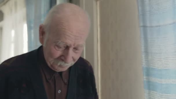 Old grandfather comes in the room and shocked by what he saw. The joy on his face. - Video, Çekim