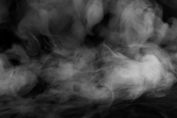 Movimiento de humo sobre fondo negro - Foto, Imagen