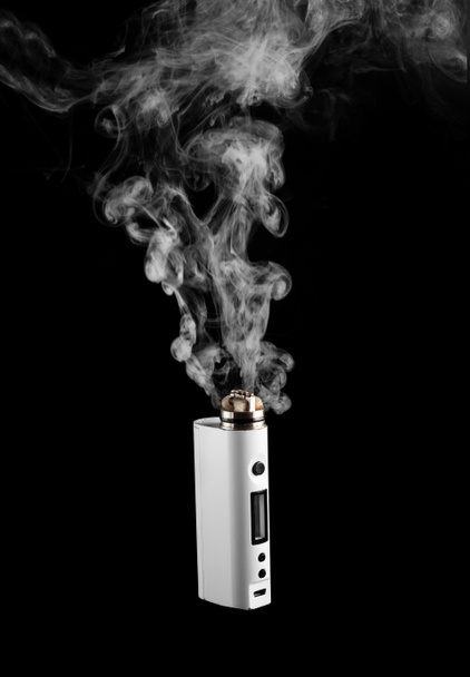 Elektronische Zigarette oder Dampf aktiviert und löst eine Wolke, schwarze Farbe Hintergrund - Foto, Bild