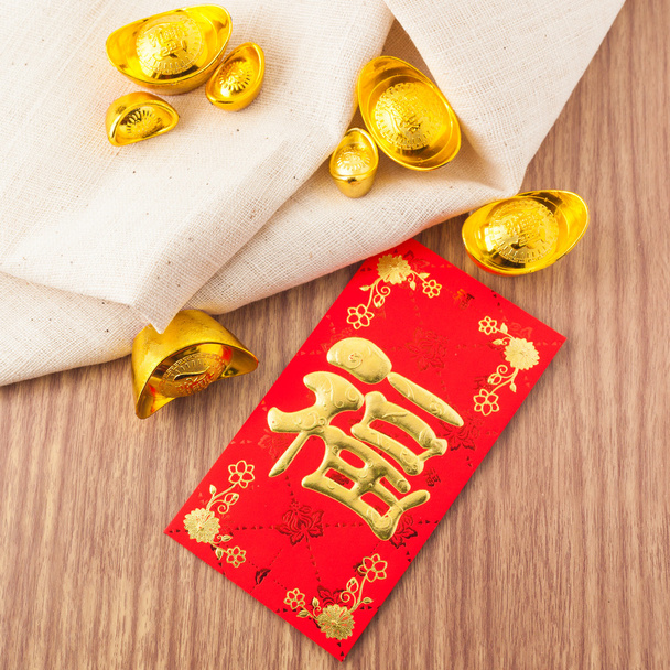 Decorações de festival de ano novo chinês em fundo branco, pacote vermelho ou ang pow com letra chinesa "FU" que significa "fortuna" ou "boa sorte
 - Foto, Imagem