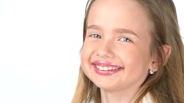 Εφηβικό κορίτσι ξανθιά, χαμογελώντας - Πλάνα, βίντεο