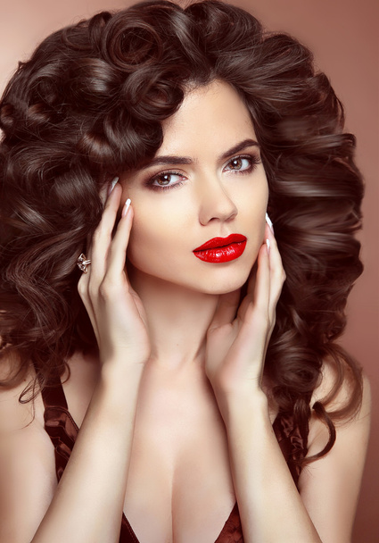 赤い唇化粧。健康な髪ロンと美しいブルネットの女の子 - 写真・画像