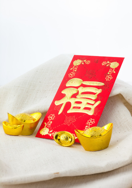 Décorations du Nouvel An chinois sur fond blanc, paquet rouge ou ang pow avec la lettre chinoise "FU" signifiant "fortune" ou "bonne chance"
 - Photo, image
