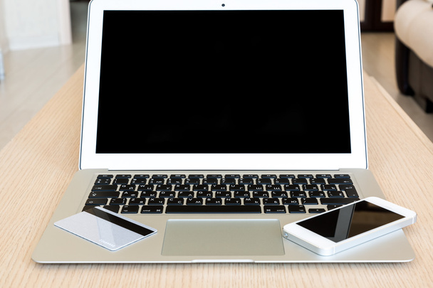Pohled na laptop s kreditní kartou a telefon - Fotografie, Obrázek