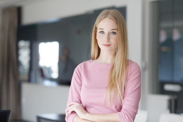 Young businesswoman standing at office. - Foto, Bild