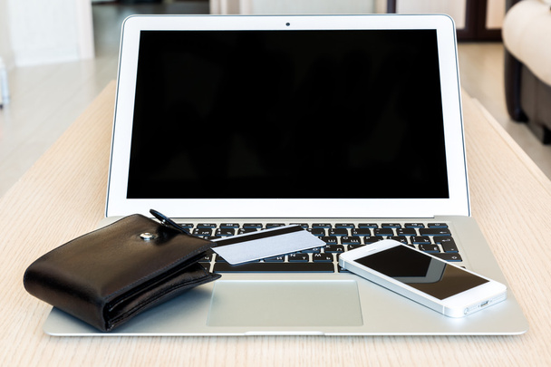 Widok z laptopa z kartą kredytową, portfel i telefon - Zdjęcie, obraz