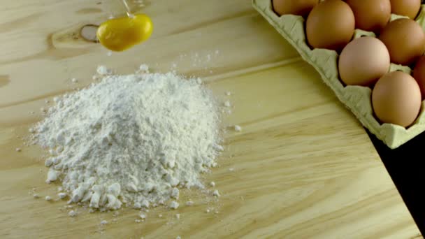 jajko spadnie na mąkę - Materiał filmowy, wideo