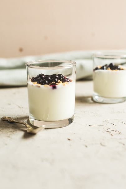Glass 0f yogurt with muesli and black currants - Foto, Imagen