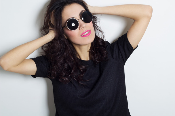 Portrait of beautiful sexy fashion model in round sunglasses - Foto, imagen