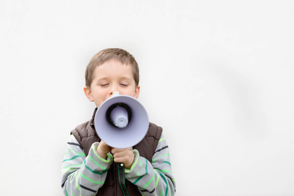 chico en el chaleco marrón grita en el megáfono
 - Foto, Imagen
