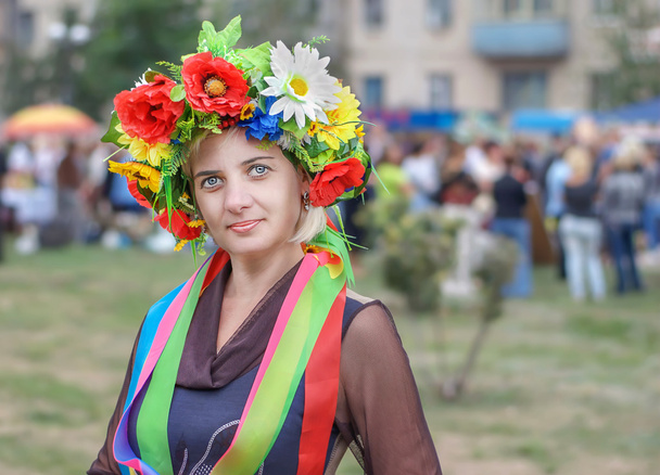 Muodikas kansallispuku tyyli. Kaunis nainen, ukrainalainen, kukkaseppeleellä ja nauhoilla
 - Valokuva, kuva