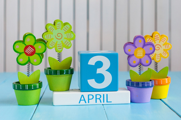 Le 3 avril. Image du 3 avril calendrier de couleurs en bois sur fond blanc avec des fleurs. Printemps, espace vide pour le texte
 - Photo, image