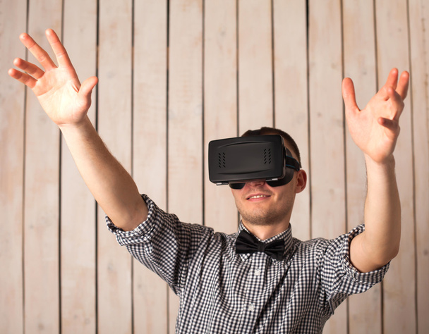 Uomo in VR occhiali - Foto, immagini