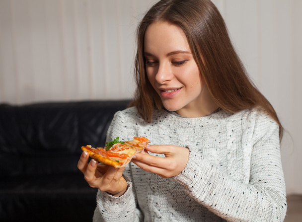Mujer con pizza
 - Foto, imagen