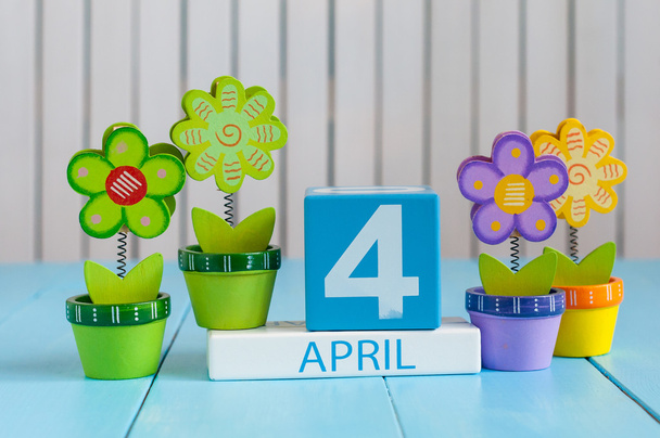 4 de abril. Imagen de 4 de abril calendario de color madera sobre fondo blanco con flores. Primavera de Europa, espacio vacío para texto. Día del Webmaster
 - Foto, imagen