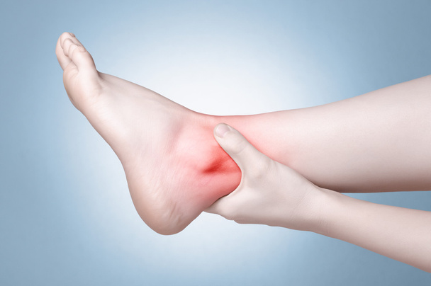 weiblicher Fuß mit Knöchelschmerzen - Foto, Bild