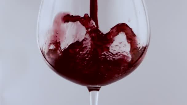 glas rode wijn in slow motion - Video