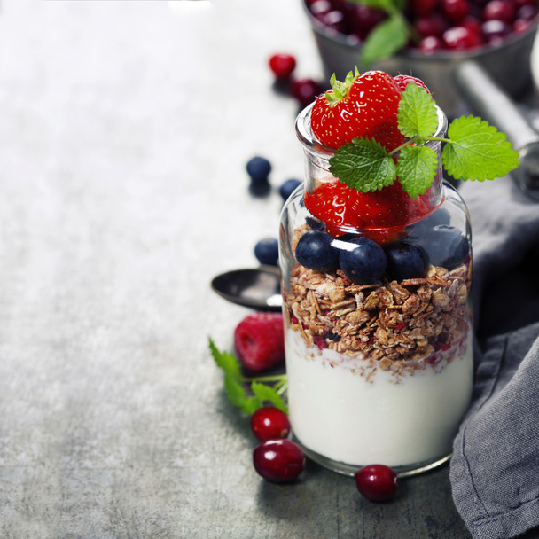 Yogurt with baked granola and berries - Valokuva, kuva