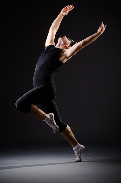 Hombre joven entrenando para bailes de ballet - Foto, imagen