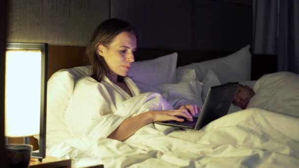 Couple in bed at night - Felvétel, videó