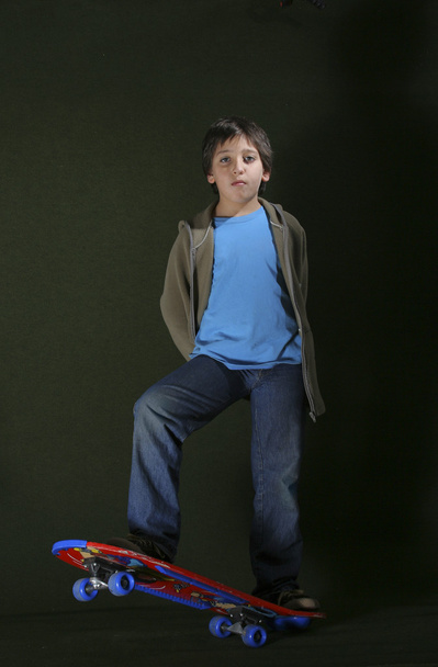 το αγόρι σκέιτερ με μια δροσερή στάση. grunge στυλ - Φωτογραφία, εικόνα