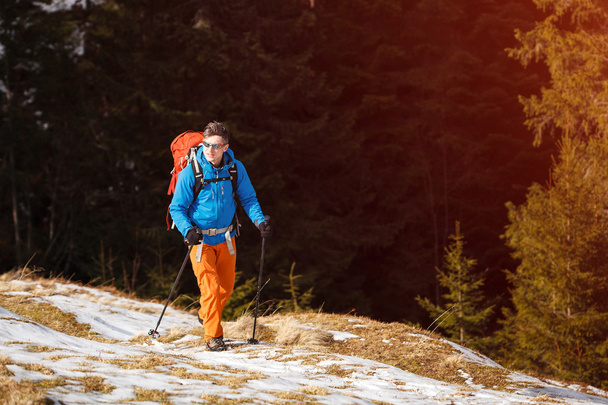 wandelaar in de winter bergen - Foto, afbeelding