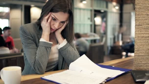 overwhelmed businesswoman working with documents in cafe - Materiaali, video